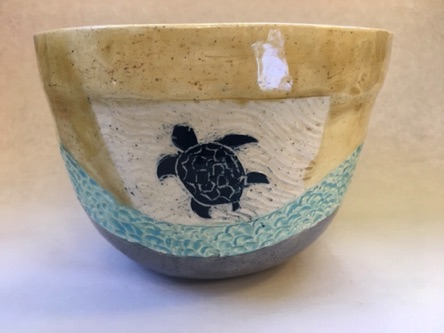 4 Turtles bowl
5"x 6.75" (12.5 x 17 cm)
Hand built